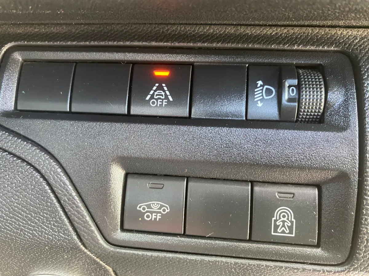 Peugeot 5008 MPV, Diesel, 2022, Red