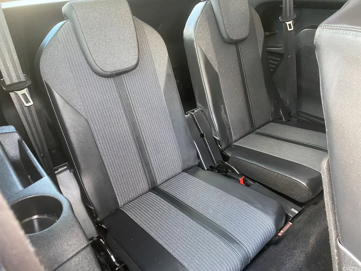 Peugeot 5008 MPV, Diesel, 2022, Red