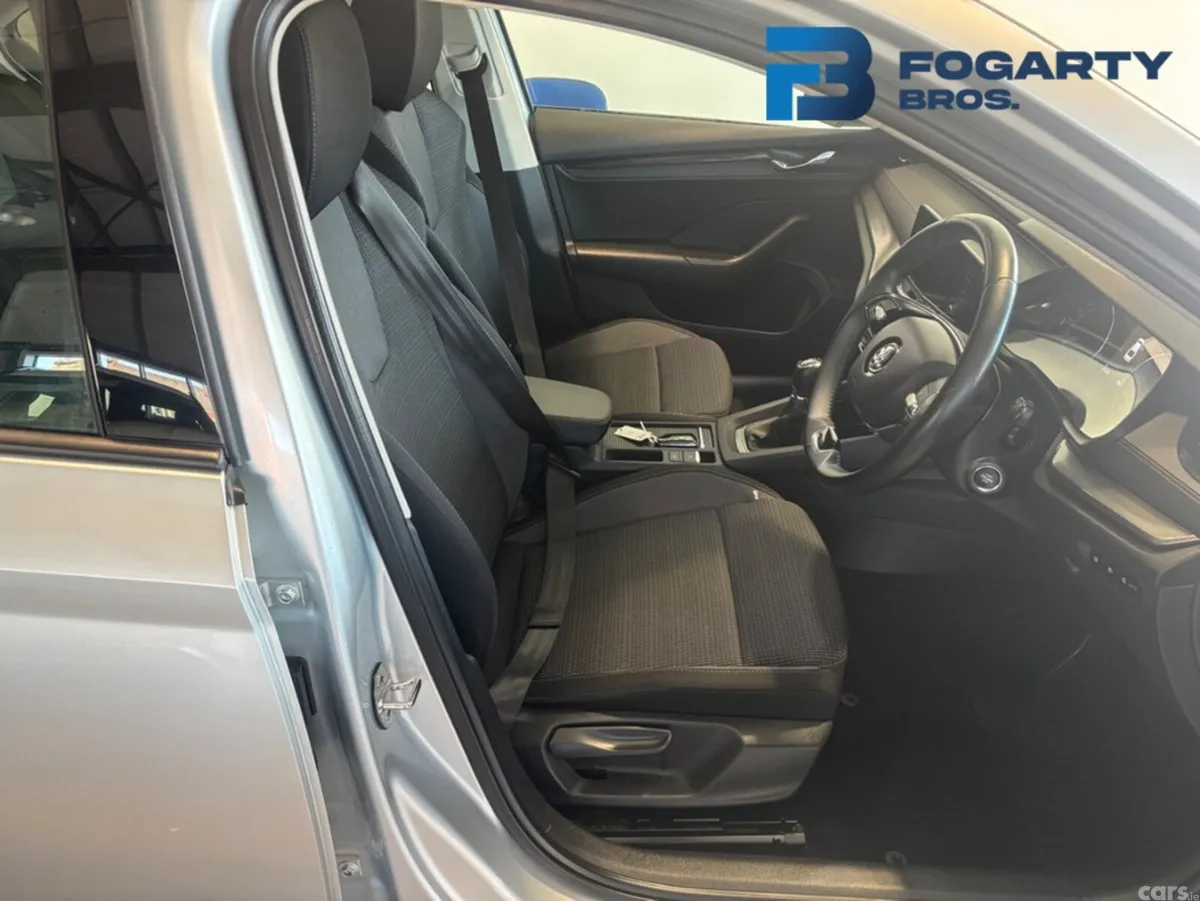 Skoda Octavia Saloon, Diesel, 2023, Grey