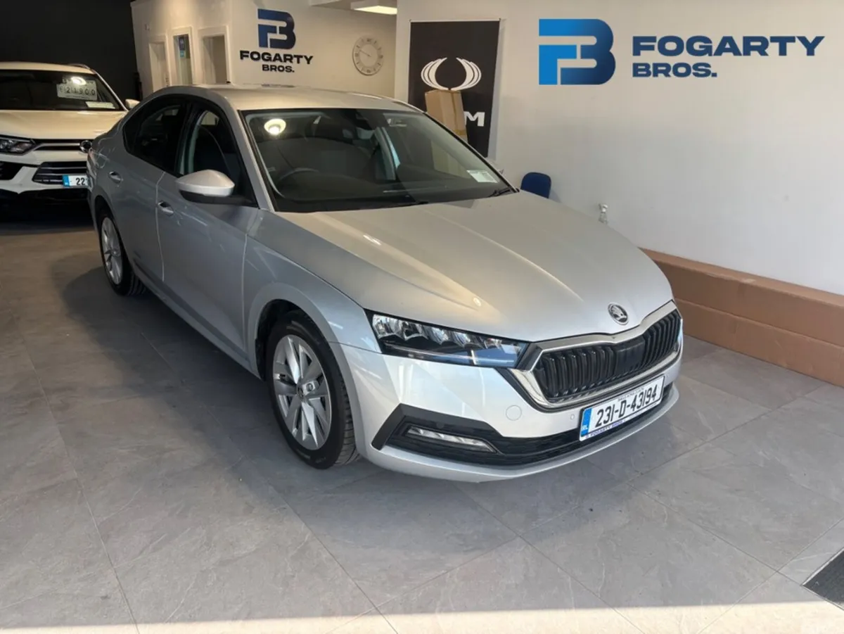 Skoda Octavia Saloon, Diesel, 2023, Grey