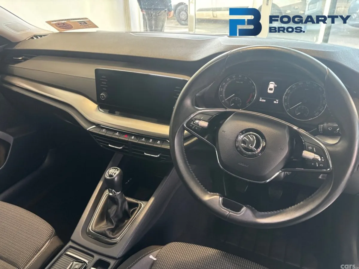 Skoda Octavia Saloon, Diesel, 2023, Grey
