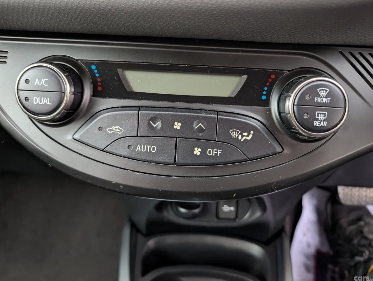 Toyota Yaris Hatchback, Petrol Hybrid, 2015, Red