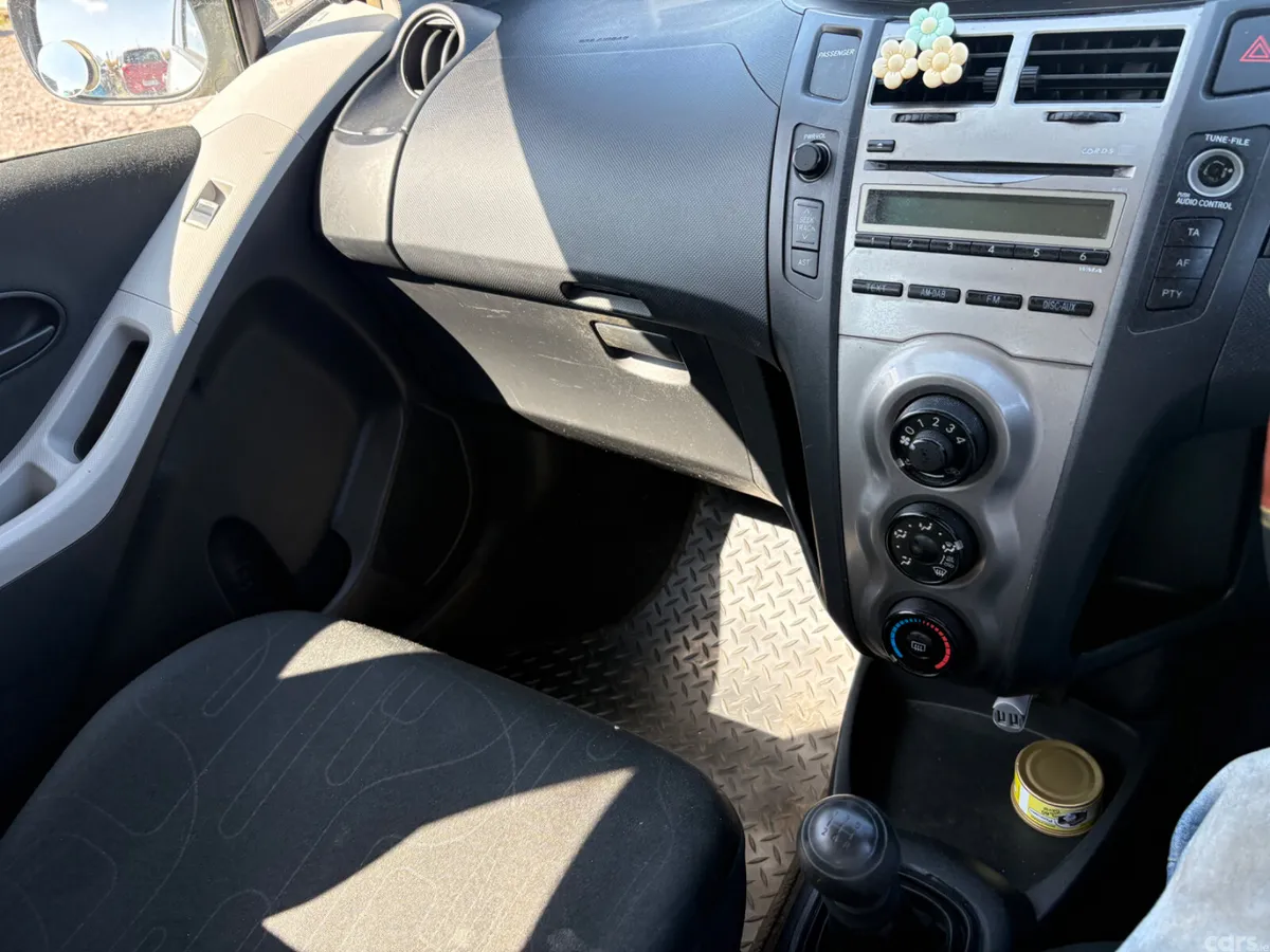 Toyota Yaris Hatchback, Petrol, 2010, Silver