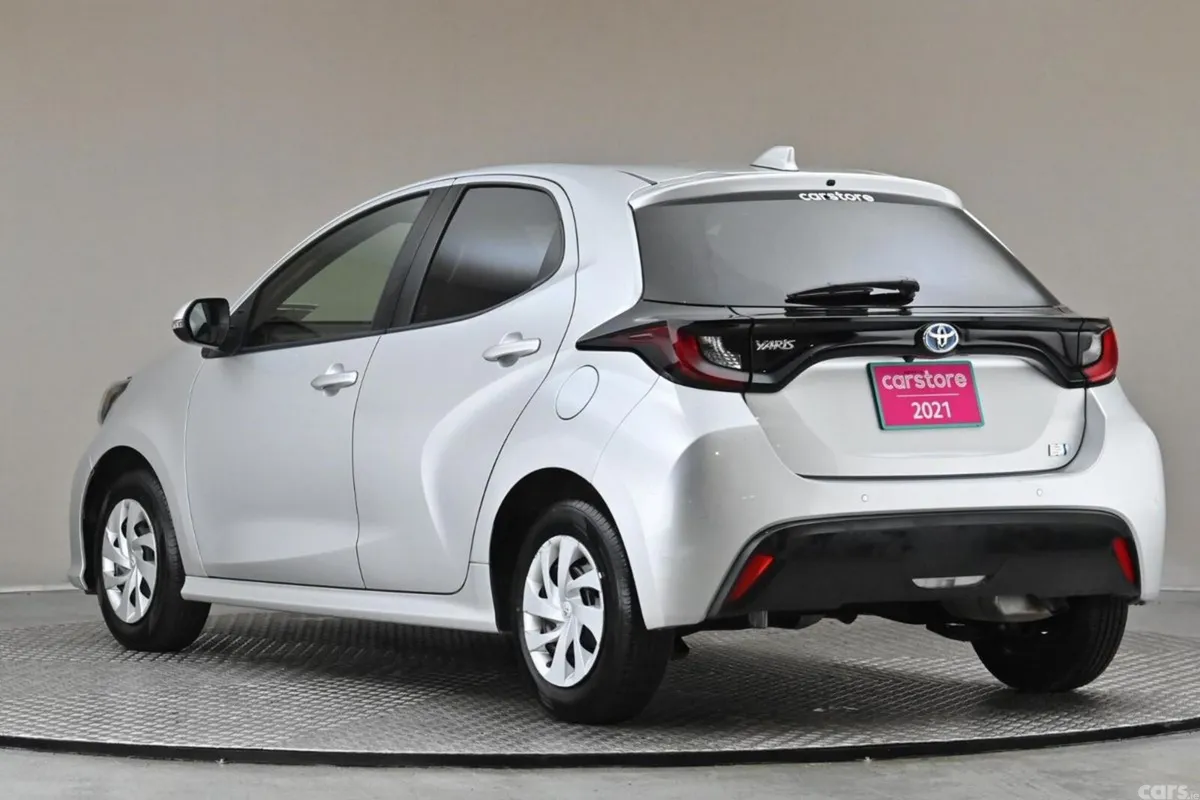 Toyota Yaris Hatchback, Petrol Hybrid, 2021, Silver