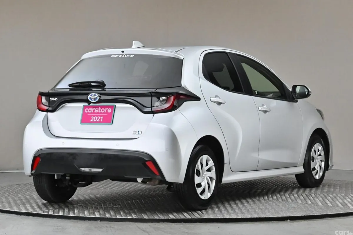Toyota Yaris Hatchback, Petrol Hybrid, 2021, Silver