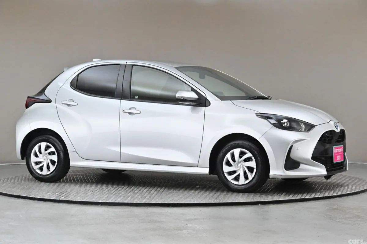 Toyota Yaris Hatchback, Petrol Hybrid, 2021, Silver