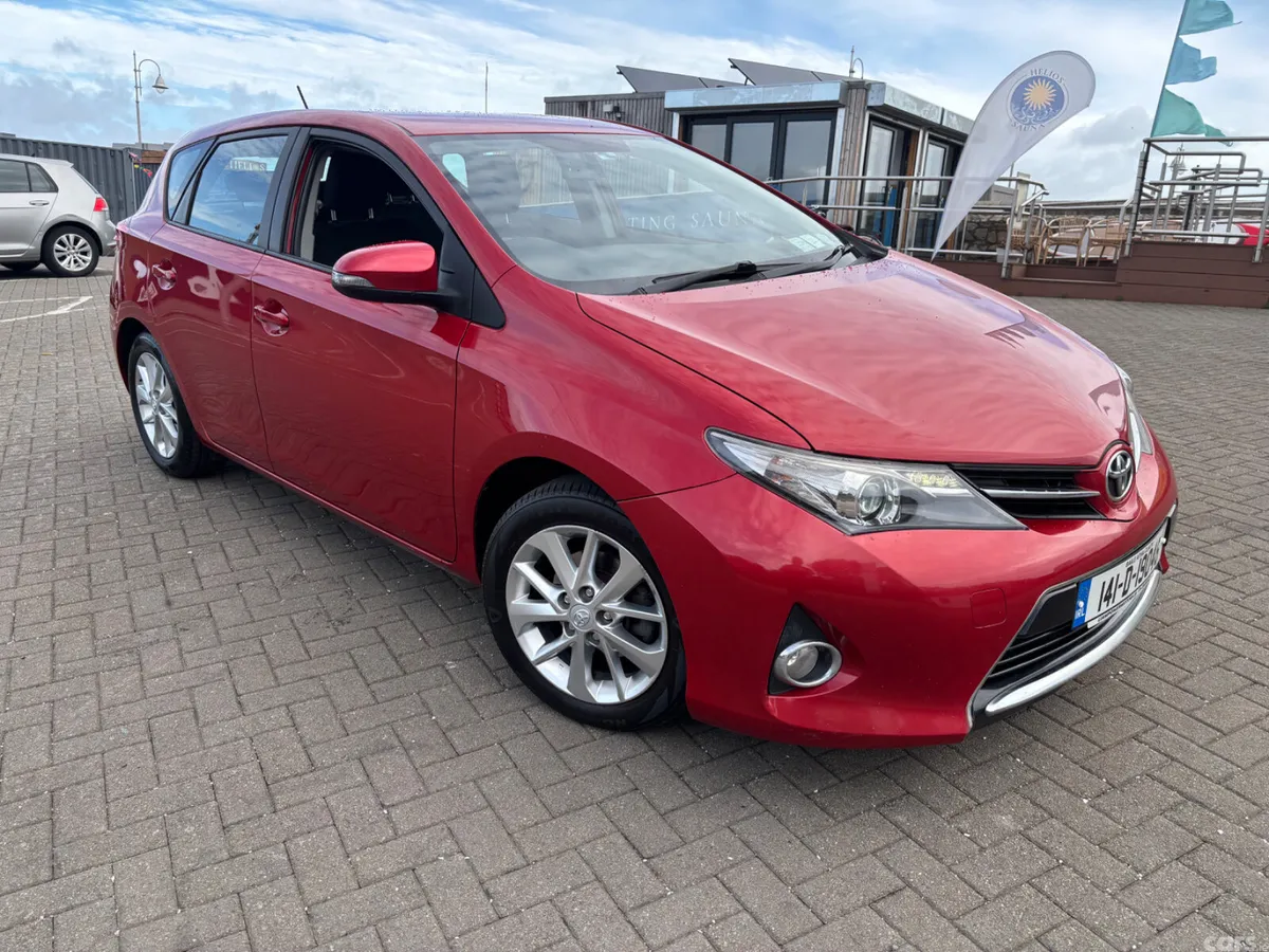 Toyota Auris MPV, Petrol, 2014, Red