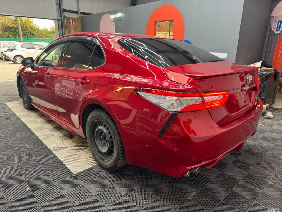 Toyota Camry Saloon, Petrol Hybrid, 2018, Red
