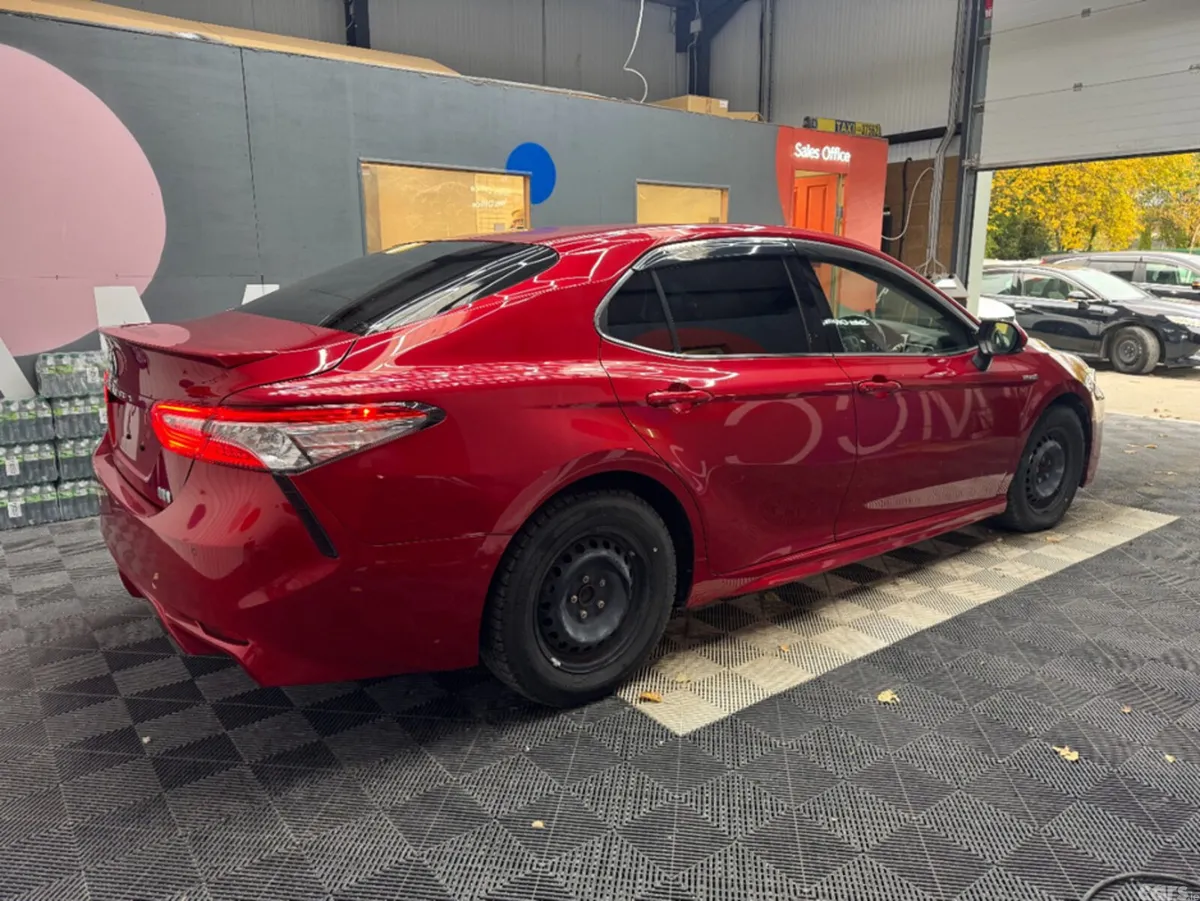 Toyota Camry Saloon, Petrol Hybrid, 2018, Red
