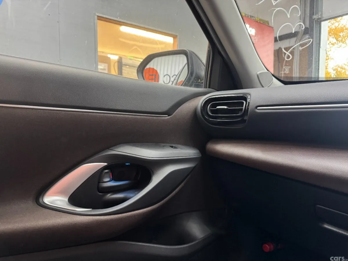 Toyota Yaris Cross SUV, Petrol Hybrid, 2021, Gold