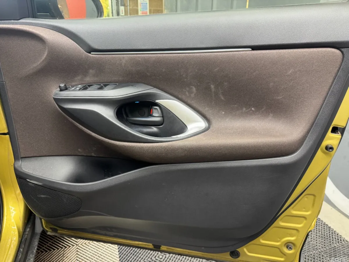 Toyota Yaris Cross SUV, Petrol Hybrid, 2021, Gold