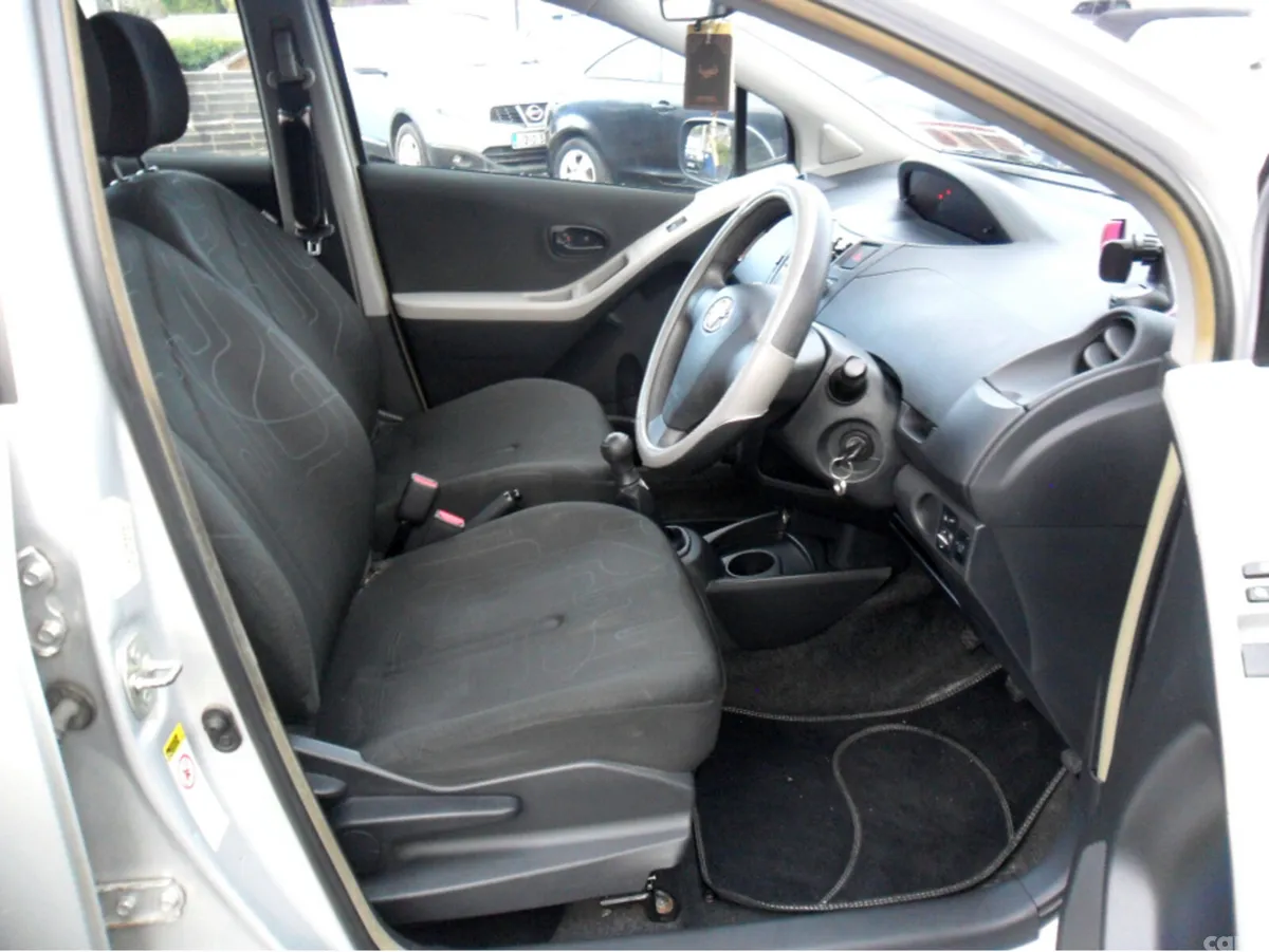 Toyota Yaris Hatchback, Petrol, 2010, Silver