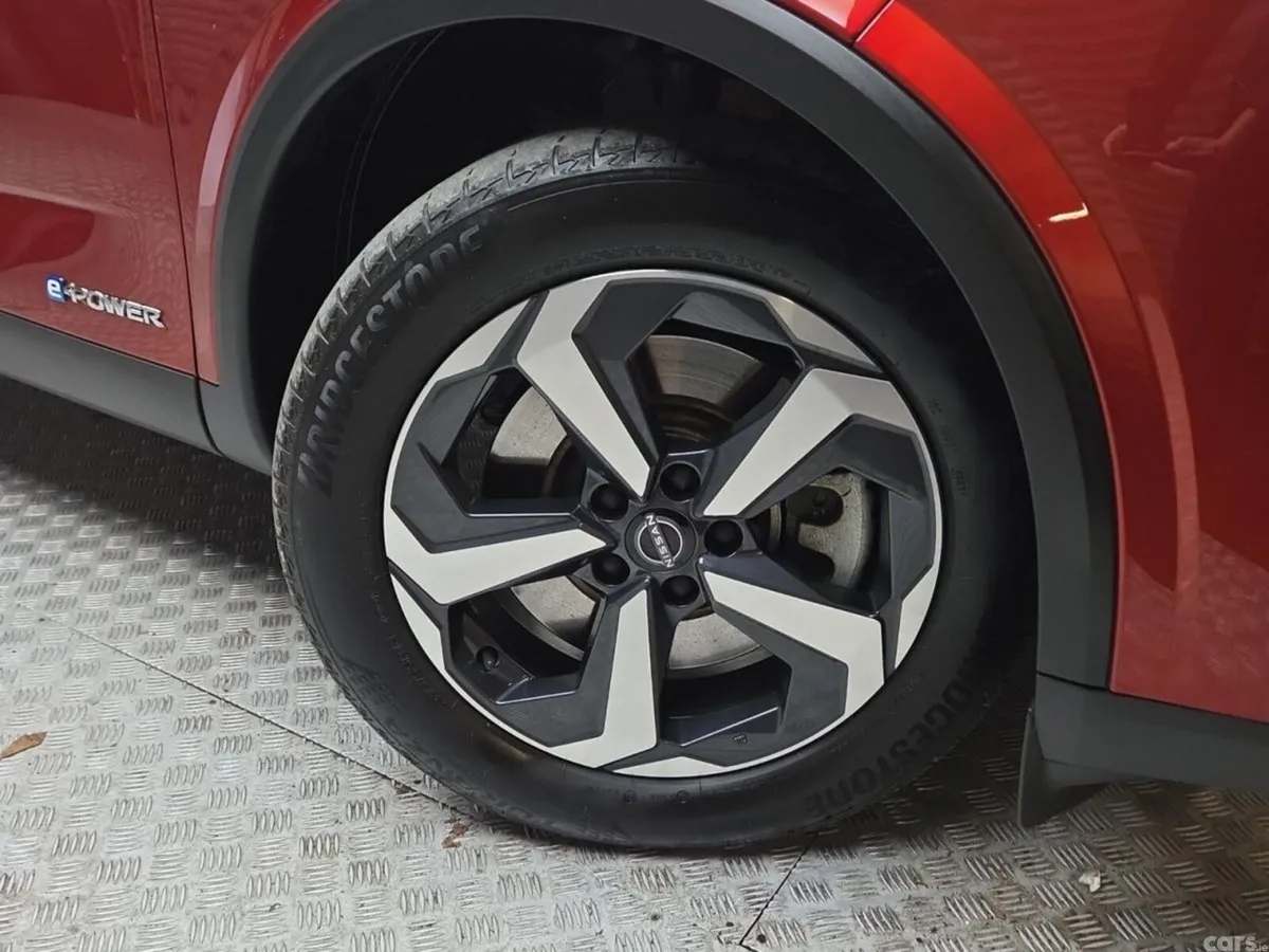 Nissan Qashqai MPV, Petrol, 2023, Red
