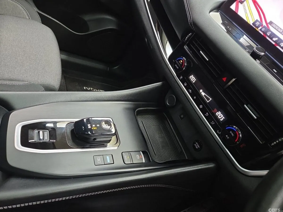 Nissan Qashqai MPV, Petrol, 2023, Red