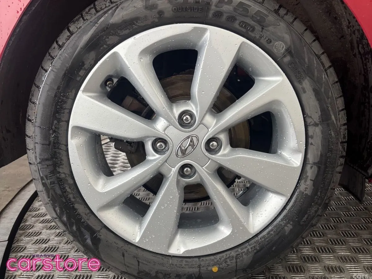 Hyundai i20 Hatchback, Petrol, 2016, Red