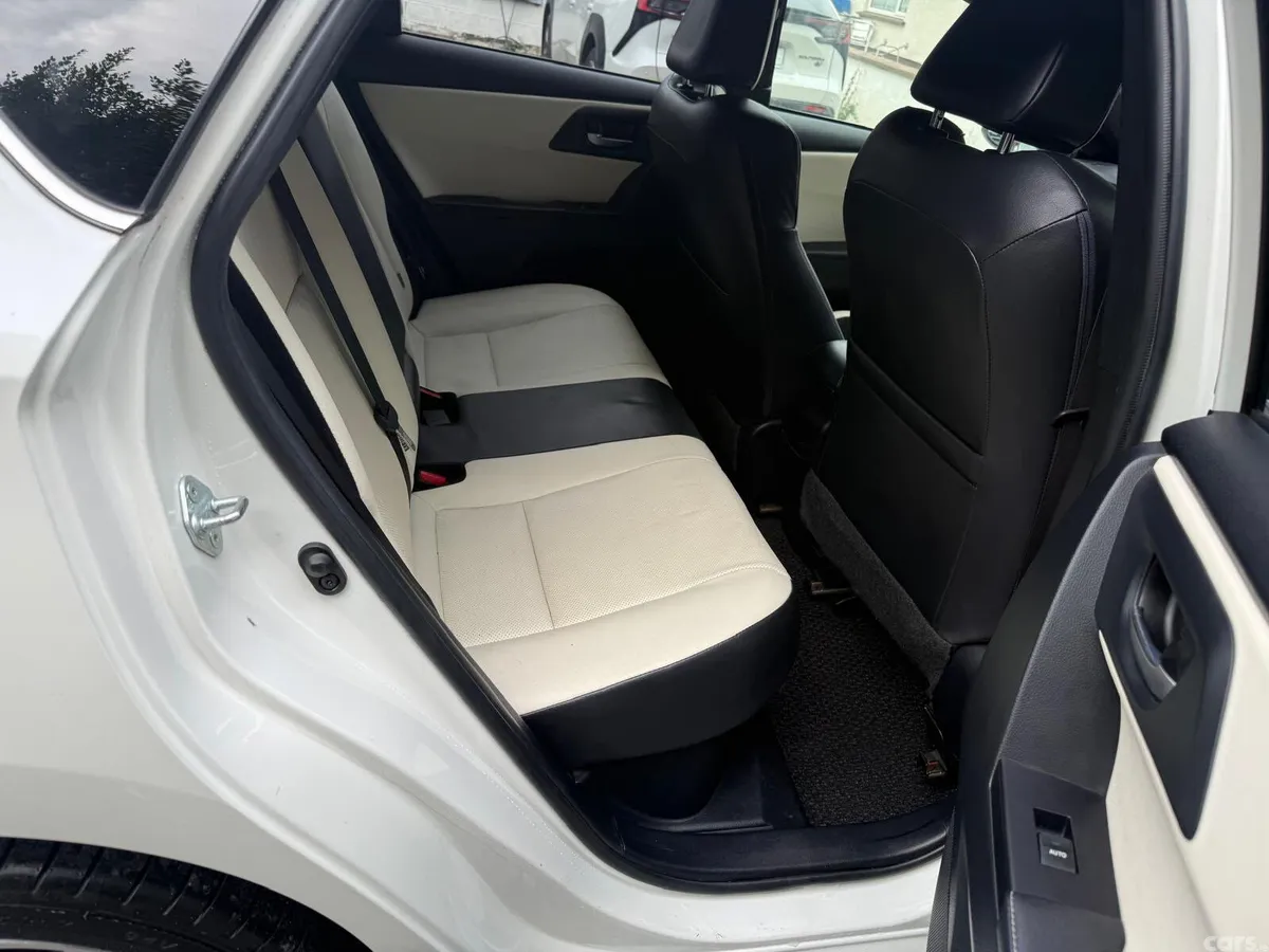 Toyota Auris Hatchback, Petrol Hybrid, 2017, White