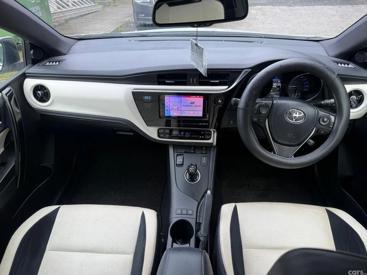 Toyota Auris Hatchback, Petrol Hybrid, 2017, White