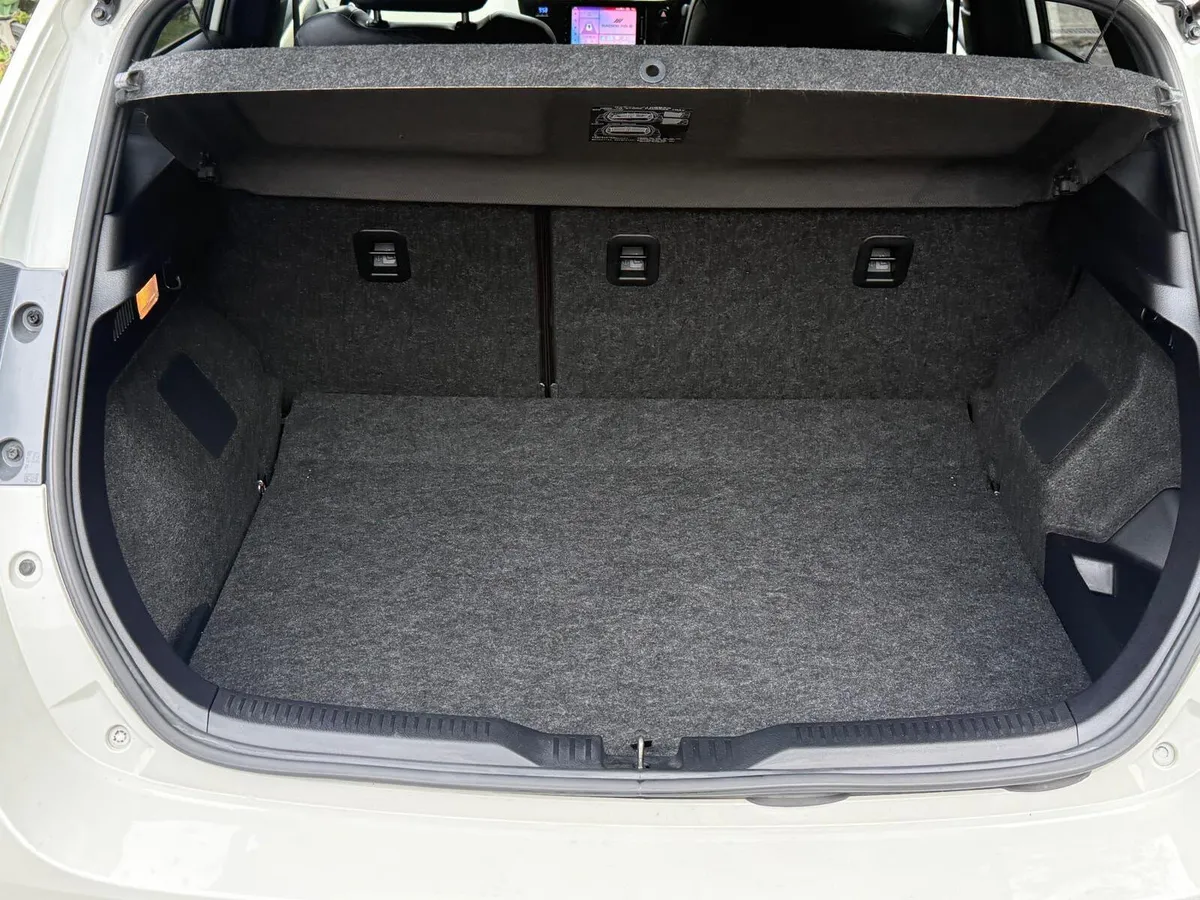 Toyota Auris Hatchback, Petrol Hybrid, 2017, White