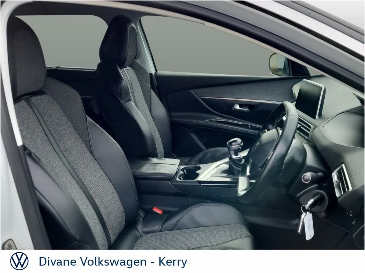 Peugeot 5008 MPV, Diesel, 2018, White