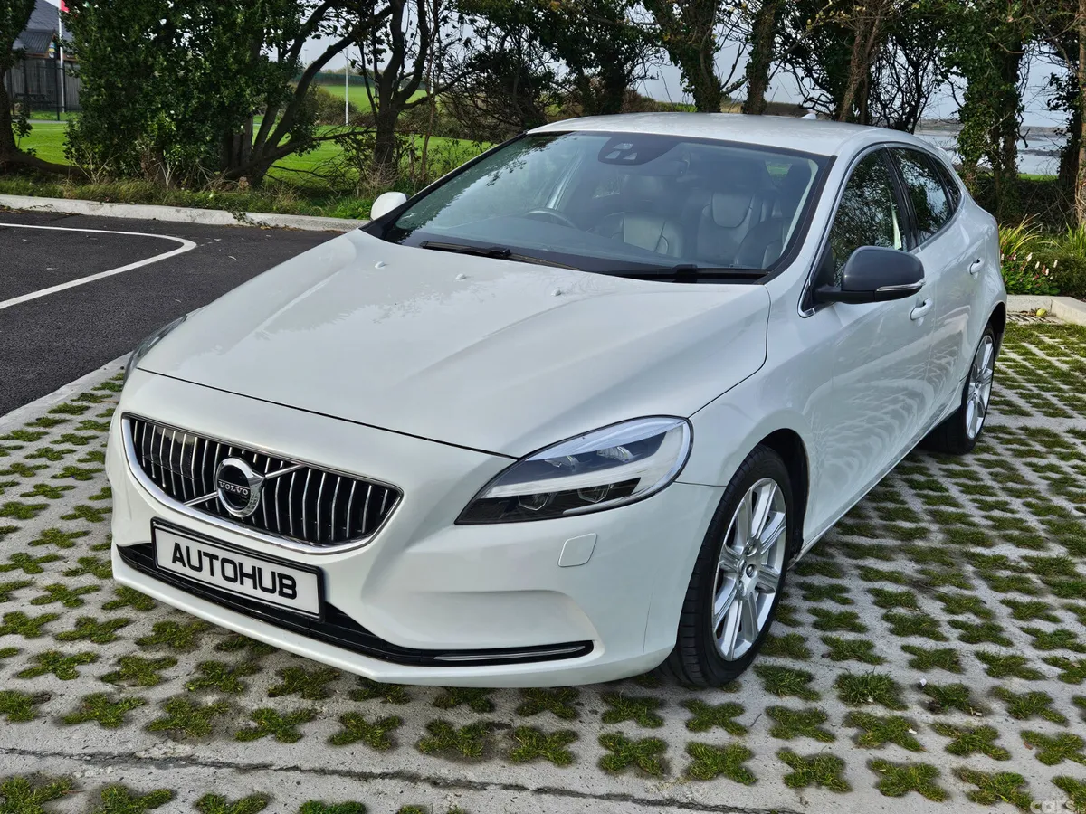 Volvo V40 Hatchback, Diesel, 2016, White