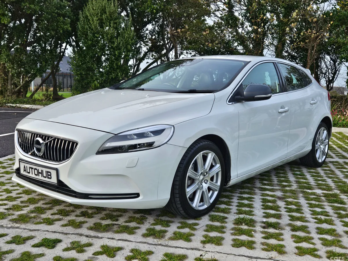 Volvo V40 Hatchback, Diesel, 2016, White