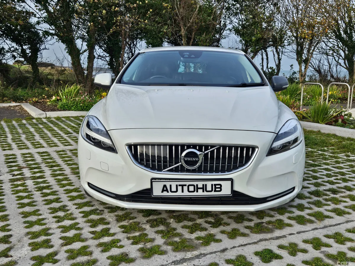 Volvo V40 Hatchback, Diesel, 2016, White