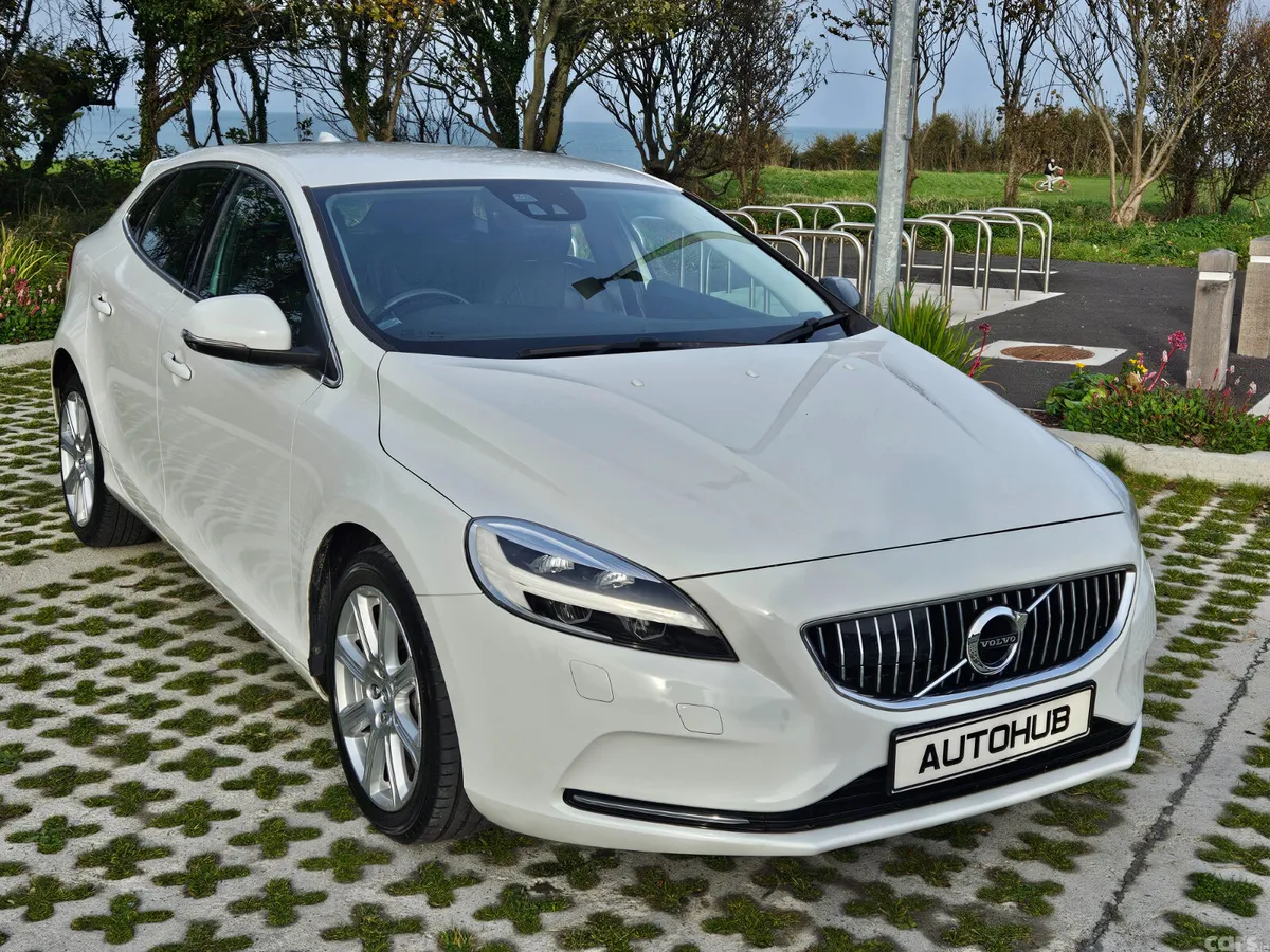Volvo V40 Hatchback, Diesel, 2016, White