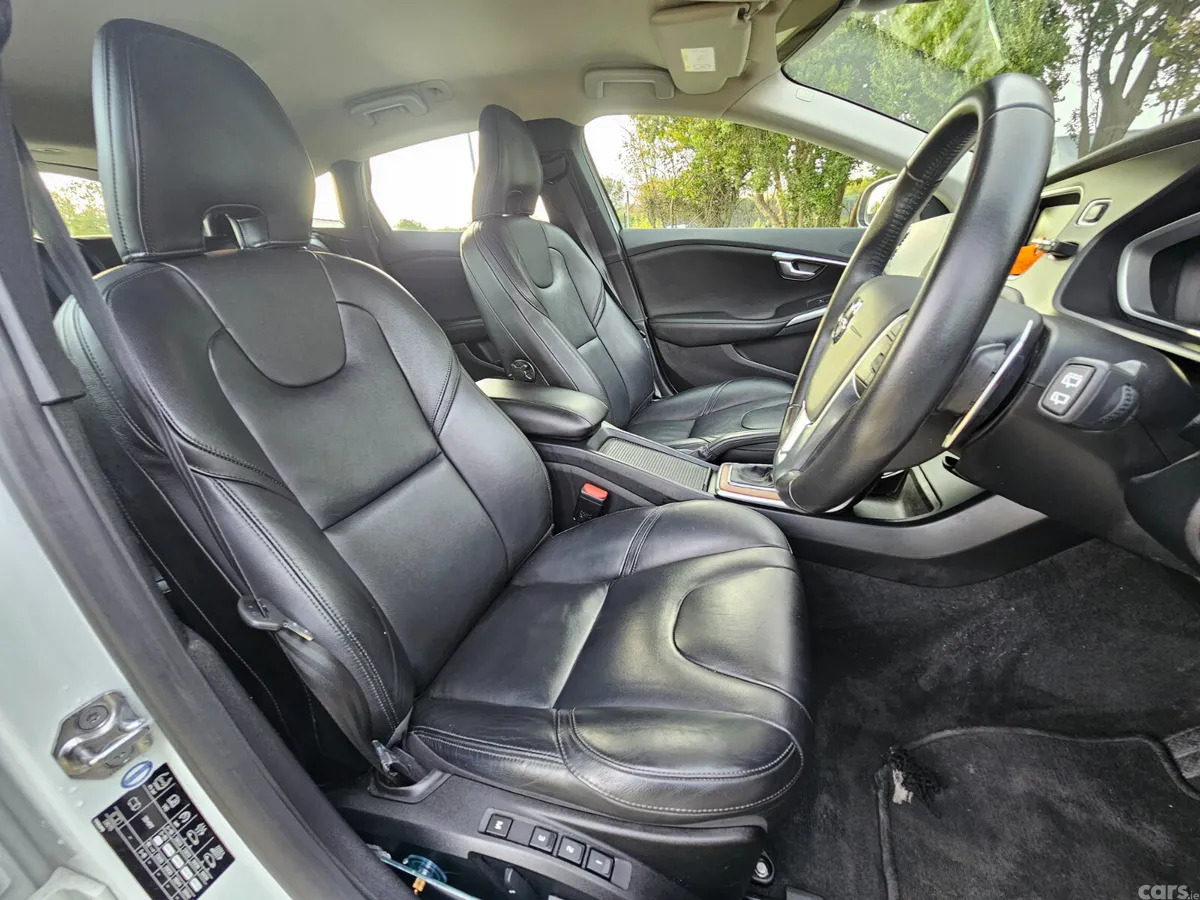 Volvo V40 Hatchback, Diesel, 2016, White