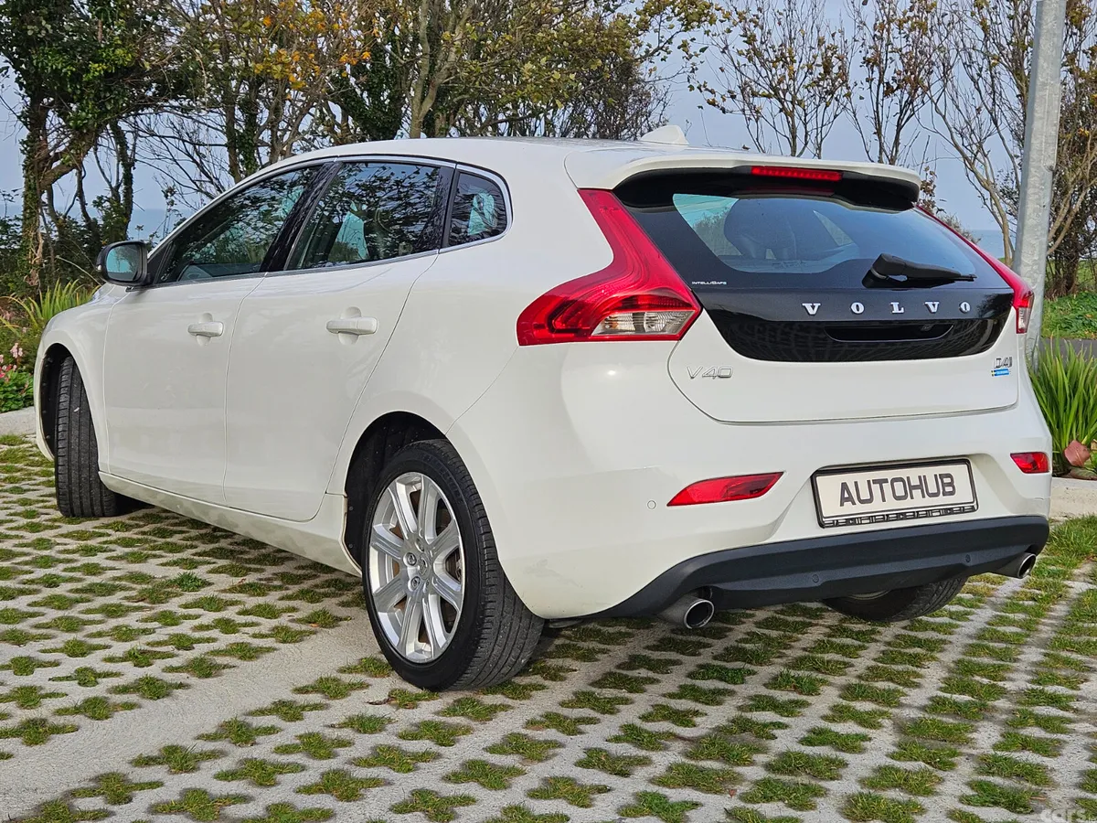 Volvo V40 Hatchback, Diesel, 2016, White