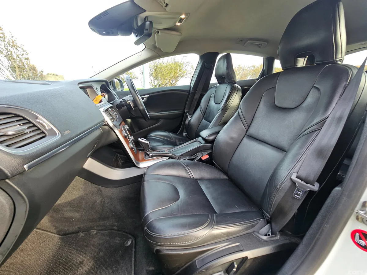 Volvo V40 Hatchback, Diesel, 2016, White