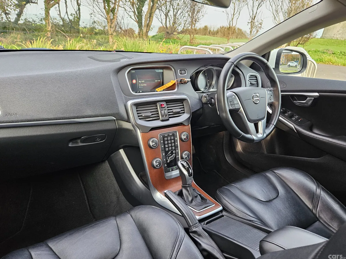 Volvo V40 Hatchback, Diesel, 2016, White
