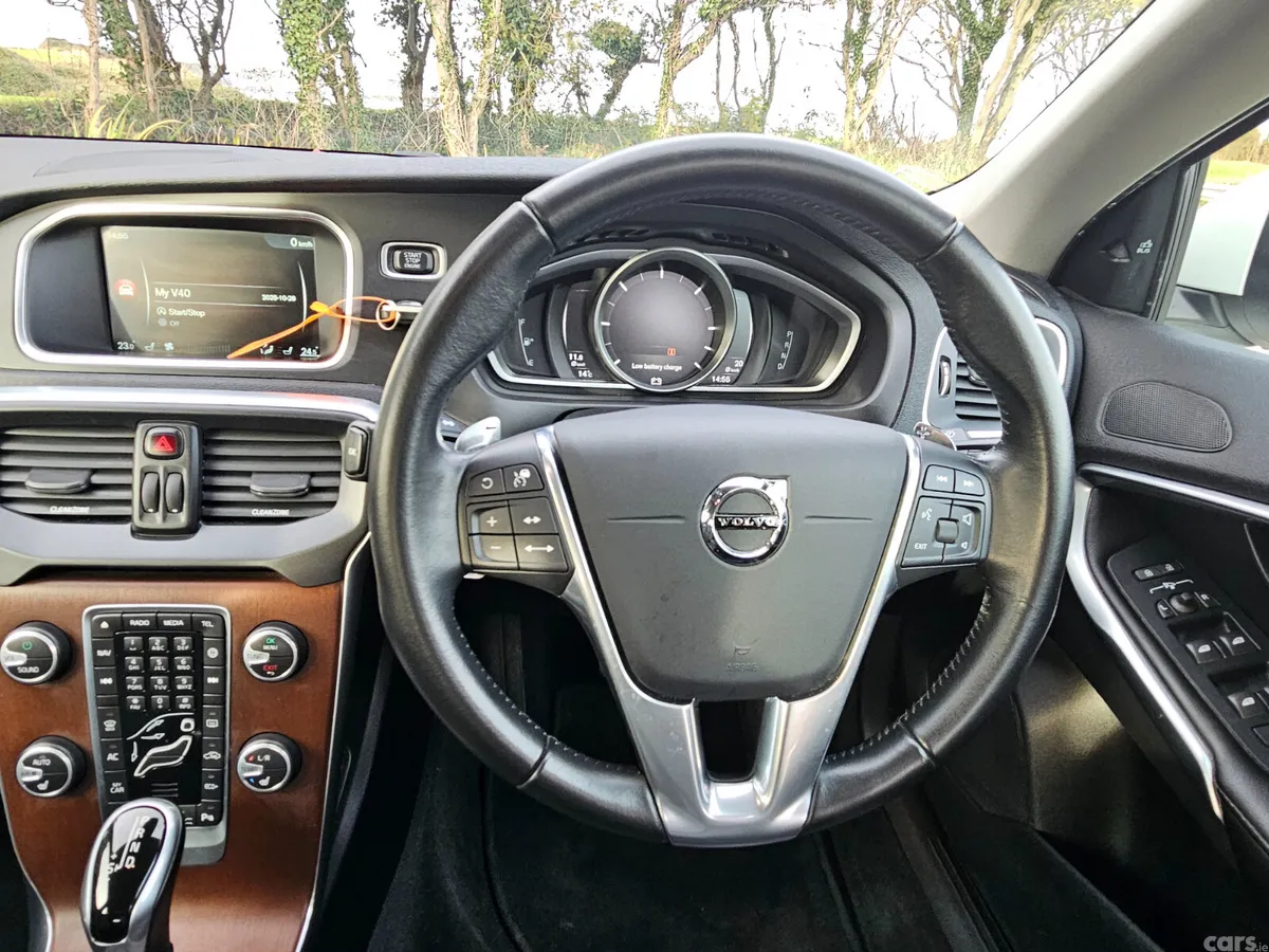 Volvo V40 Hatchback, Diesel, 2016, White