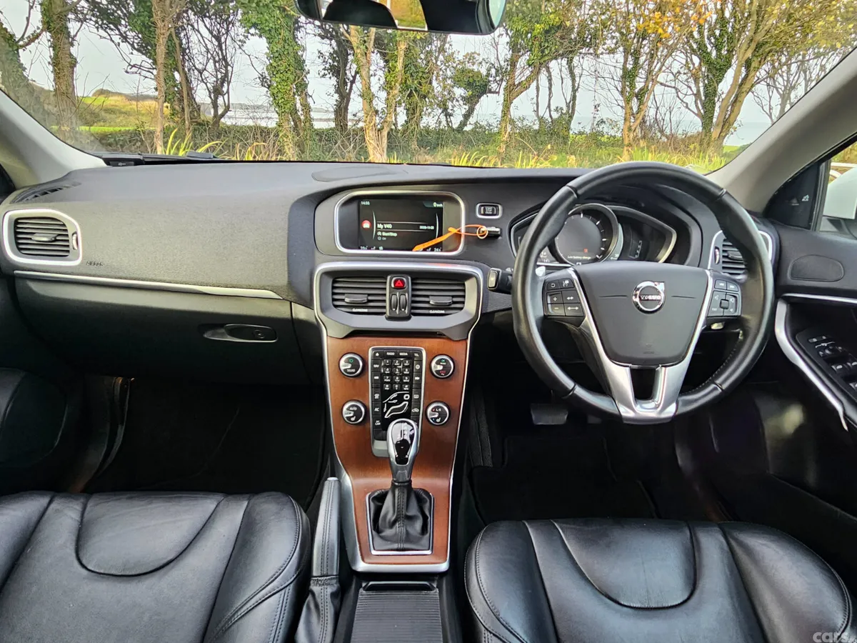 Volvo V40 Hatchback, Diesel, 2016, White