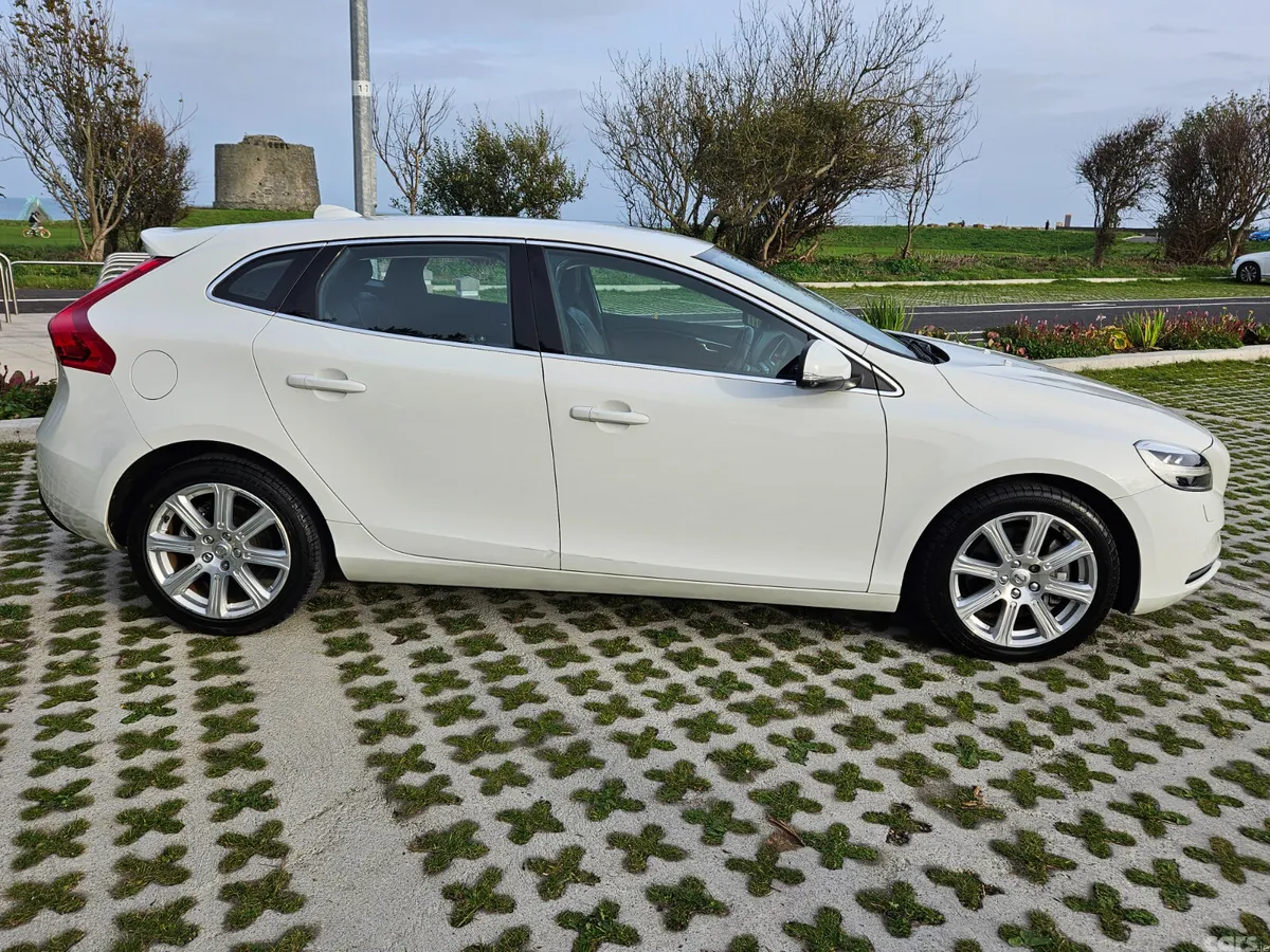 Volvo V40 Hatchback, Diesel, 2016, White