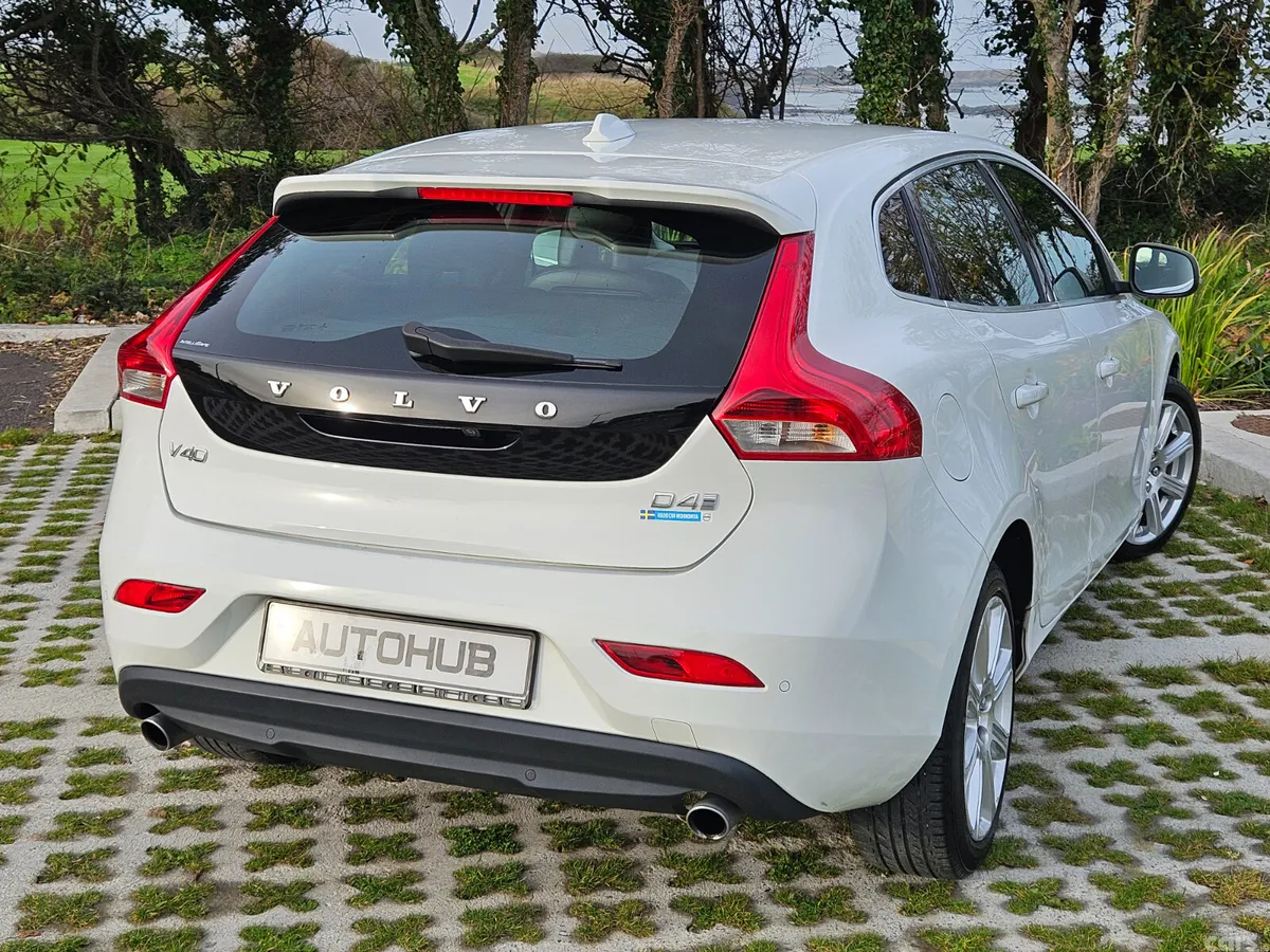 Volvo V40 Hatchback, Diesel, 2016, White