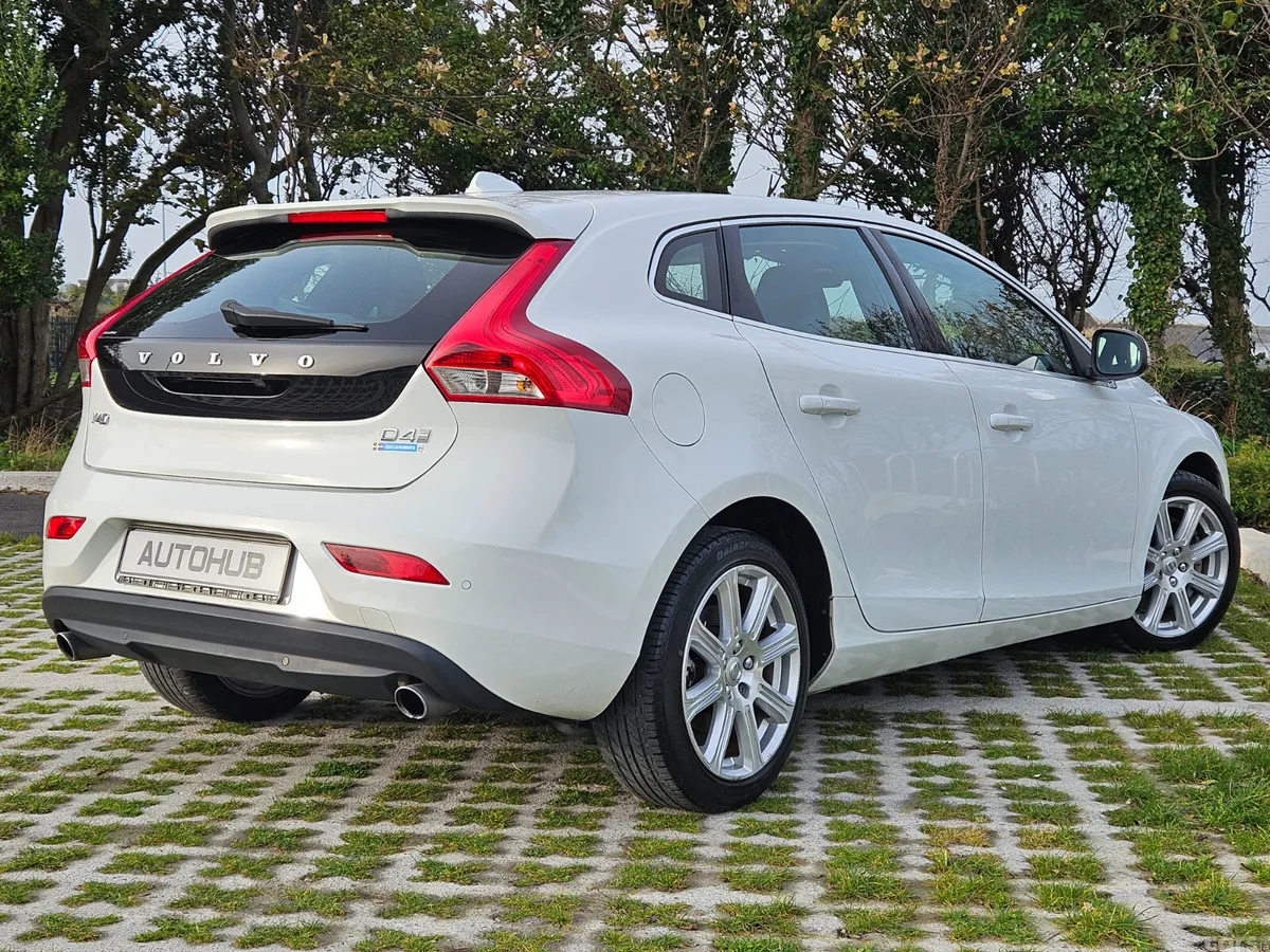 Volvo V40 Hatchback, Diesel, 2016, White