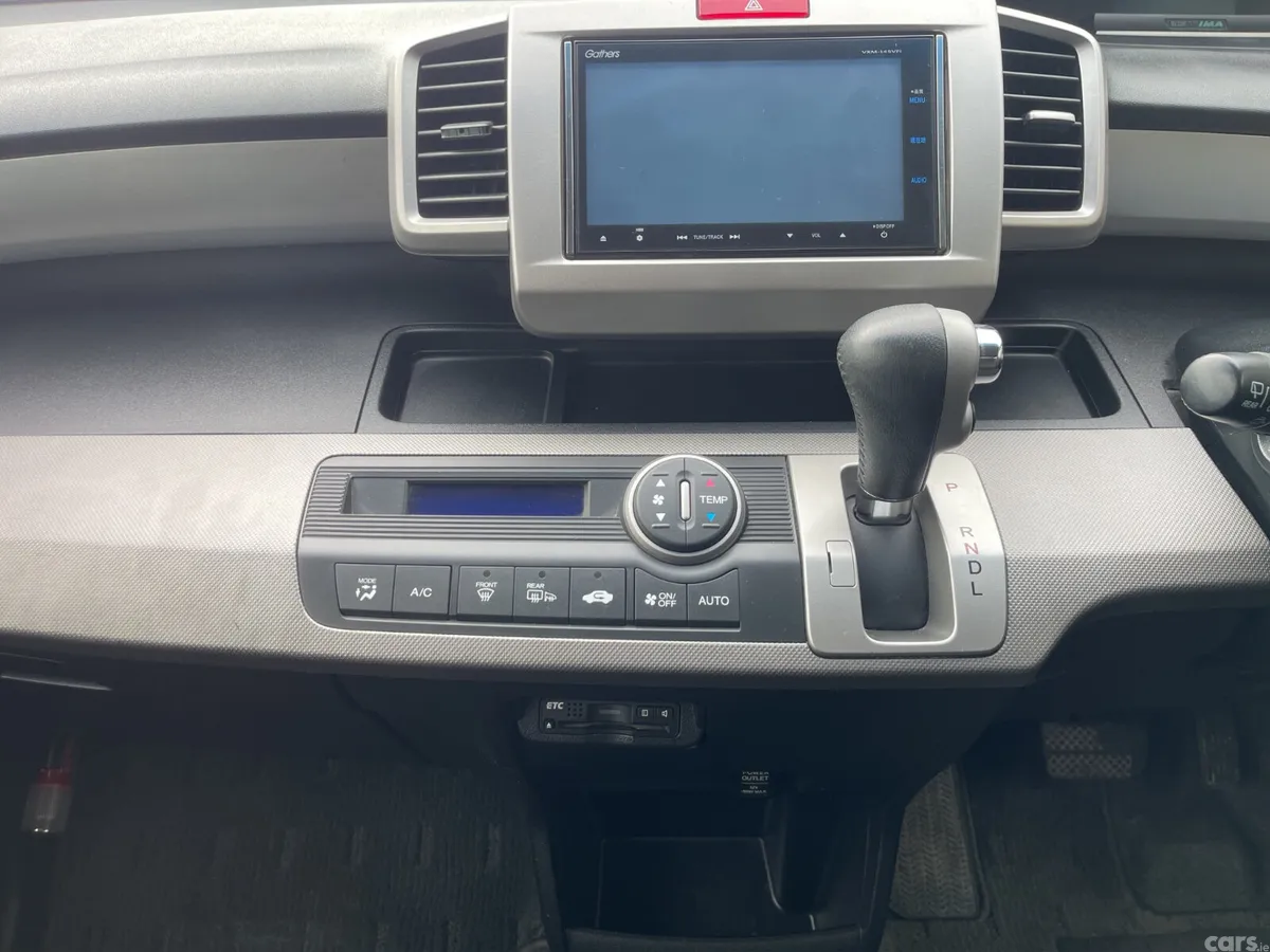 Honda Freed MPV, Petrol Hybrid, 2014, Red