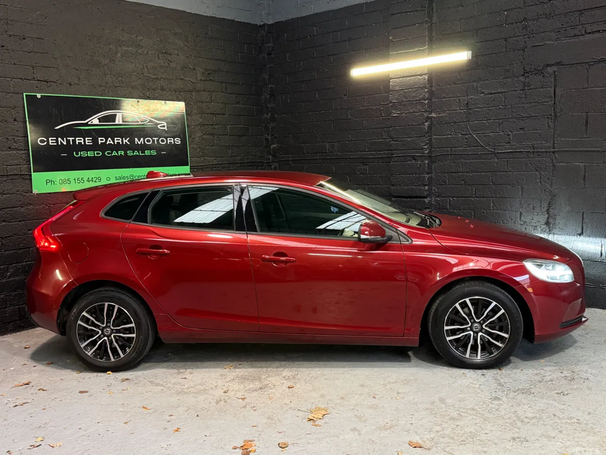 Volvo V40 Hatchback, Diesel, 2017, Red