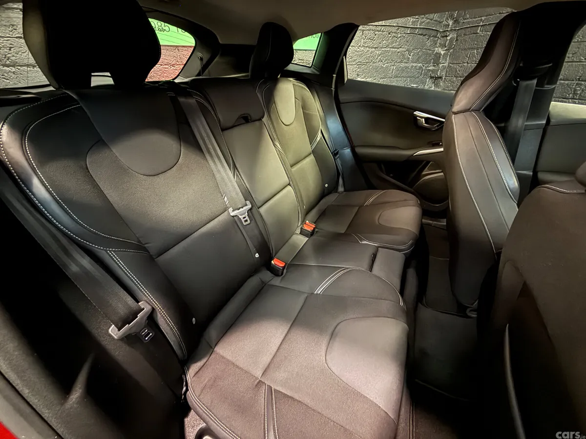 Volvo V40 Hatchback, Diesel, 2017, Red