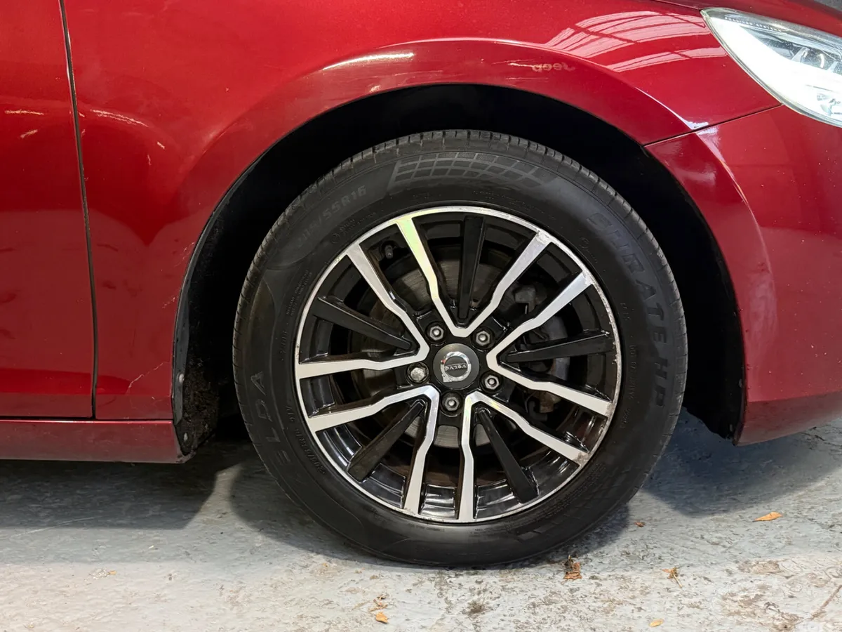 Volvo V40 Hatchback, Diesel, 2017, Red