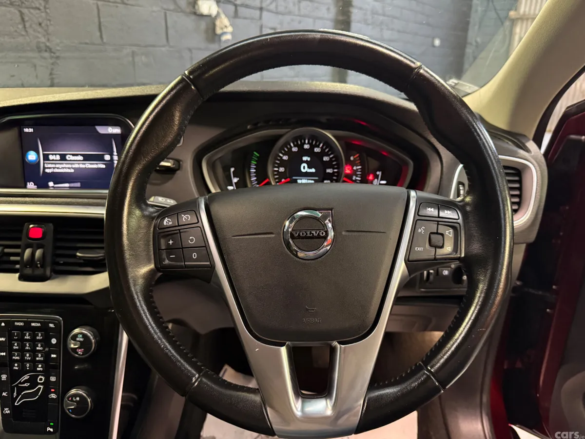 Volvo V40 Hatchback, Diesel, 2017, Red