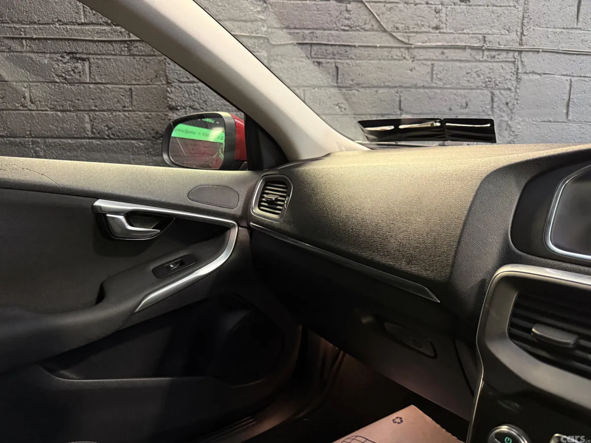 Volvo V40 Hatchback, Diesel, 2017, Red