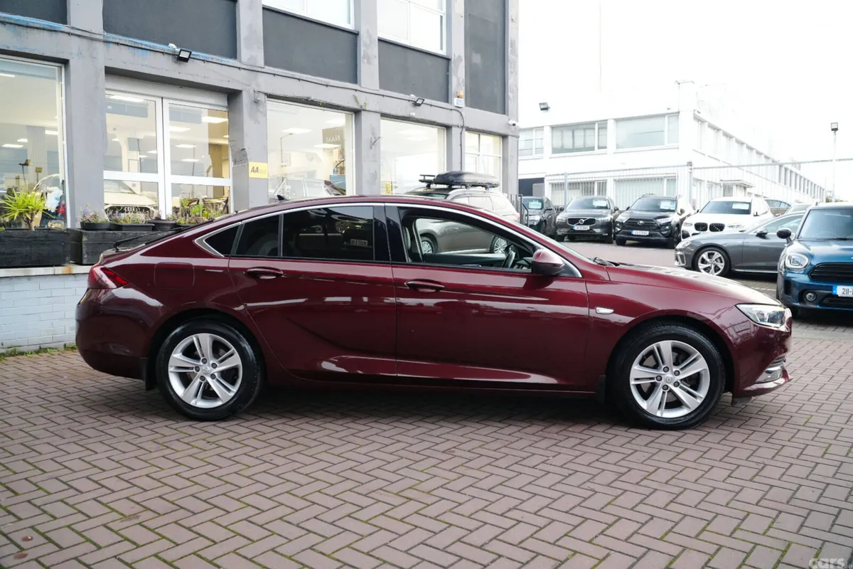 Opel Insignia Hatchback, Diesel, 2019, Red