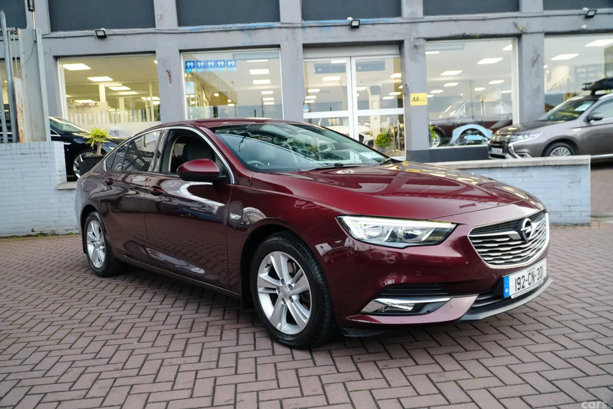 Opel Insignia Hatchback, Diesel, 2019, Red
