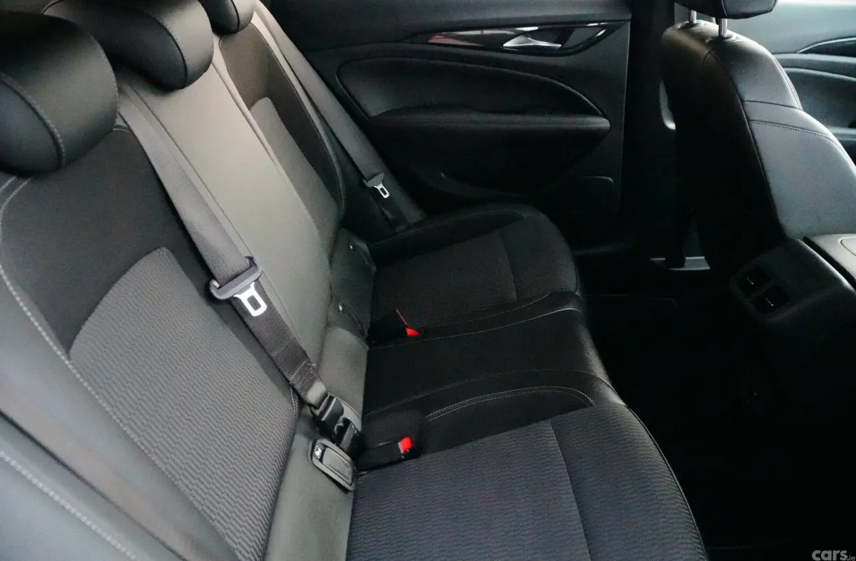 Opel Insignia Hatchback, Diesel, 2019, Red