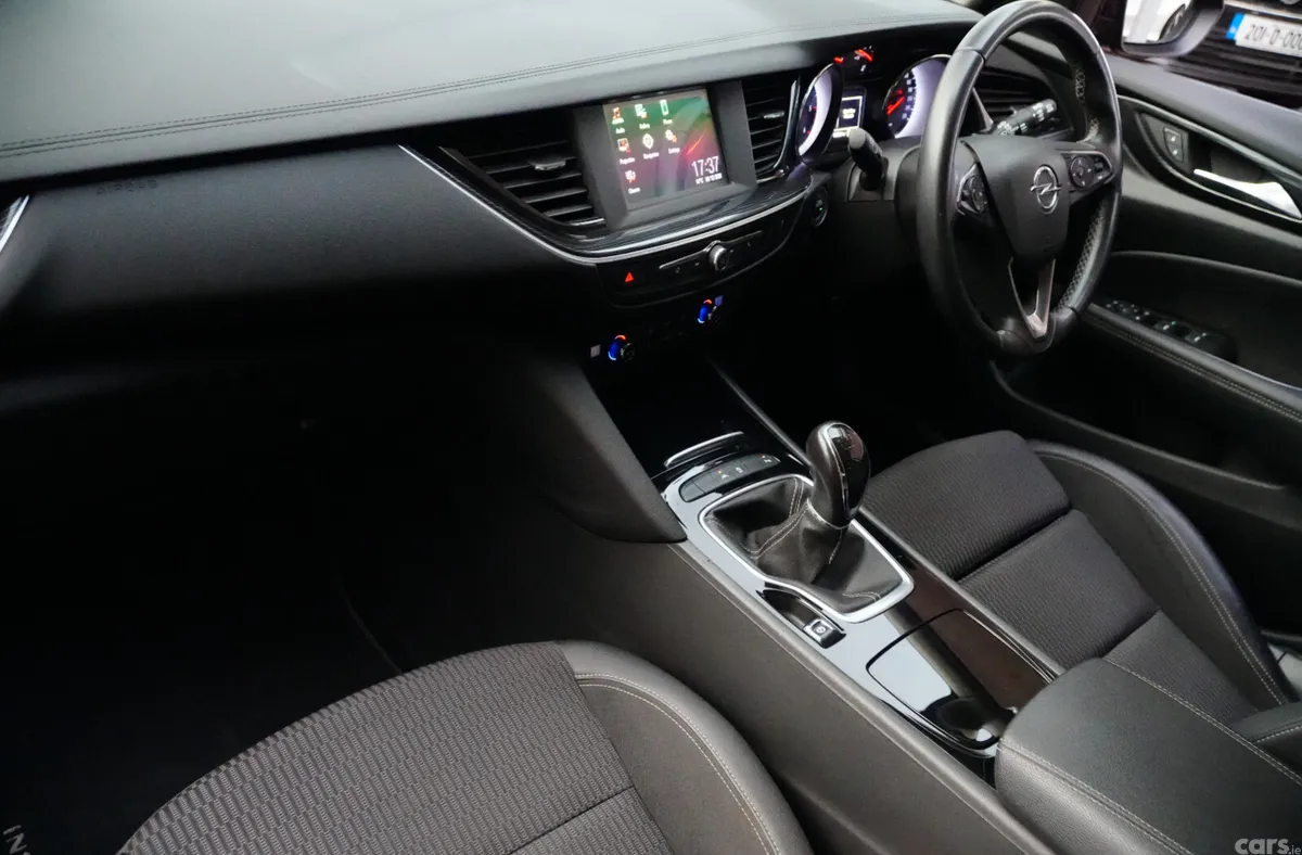 Opel Insignia Hatchback, Diesel, 2019, Red