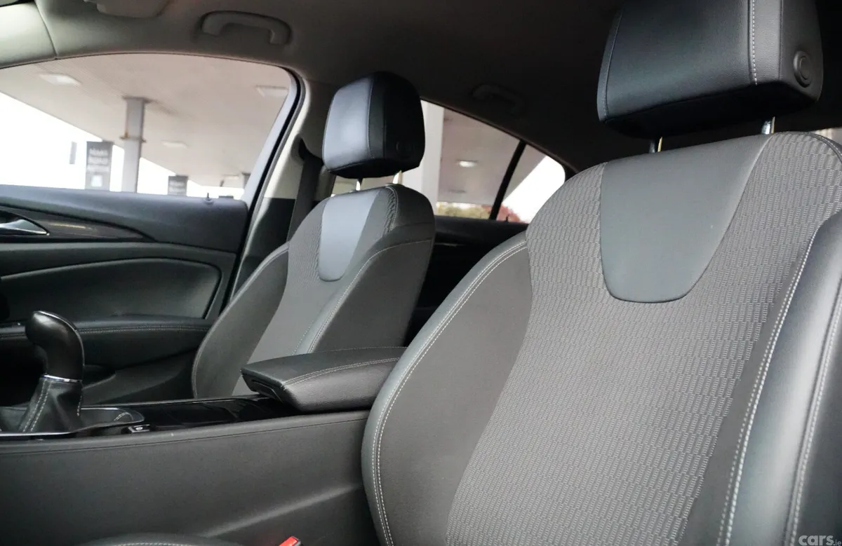 Opel Insignia Hatchback, Diesel, 2019, Red