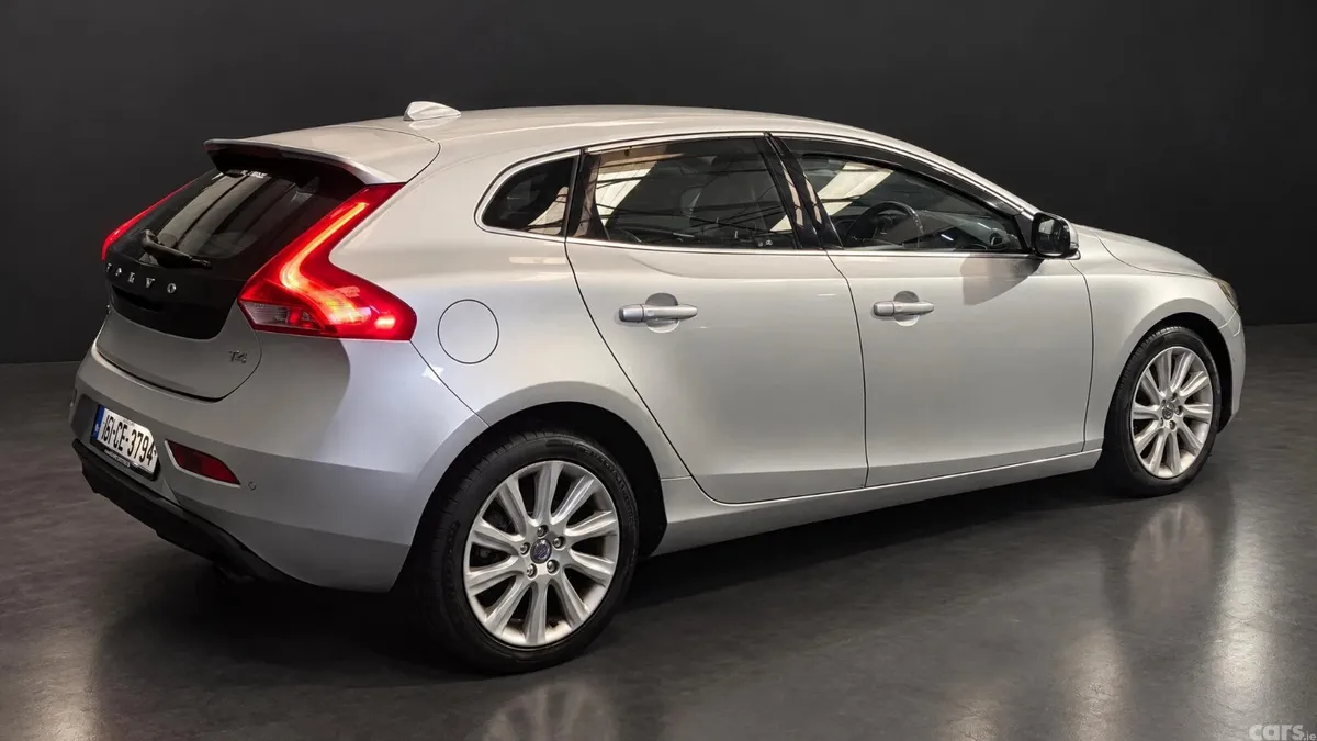 Volvo V40 Hatchback, Petrol, 2015, Silver