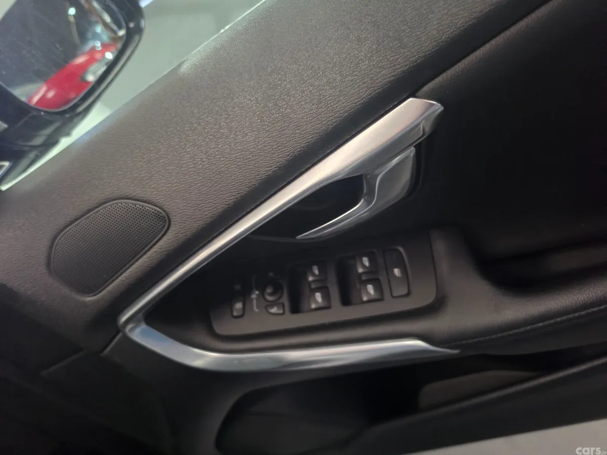 Volvo V40 Hatchback, Petrol, 2015, Silver