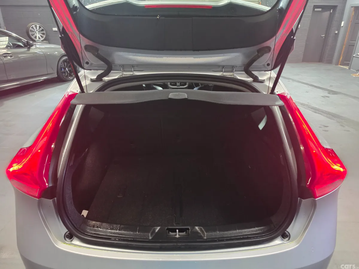 Volvo V40 Hatchback, Petrol, 2015, Silver